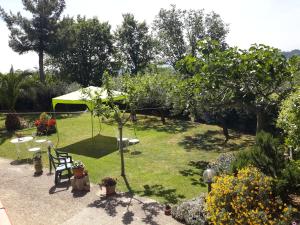 A garden outside B&B L'Albero Di Antonia