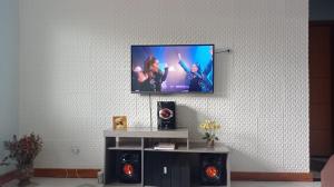ein Flachbildfernseher, der an einer Wand hängt in der Unterkunft Casa Porto in Porto Seguro
