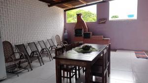 ein Esszimmer mit Tisch und Stühlen und einem Kamin in der Unterkunft Casa Porto in Porto Seguro + 3 Fotos