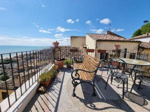 uma varanda com uma mesa e cadeiras e o oceano em B&B La Torretta sul Borgo em Grottammare