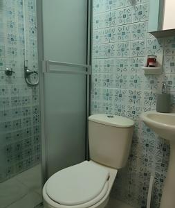 a bathroom with a toilet and a shower at GURUS FR | Apartamento Central Cerca al estadio y aeropuerto in Pereira