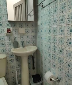 a bathroom with a sink and a toilet at GURUS FR | Apartamento Central Cerca al estadio y aeropuerto in Pereira