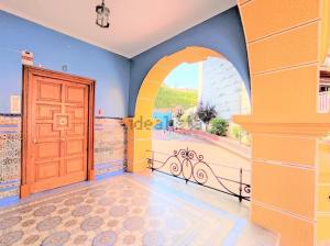 een grote kamer met een deur en een balkon bij Soul Etxia in Bermeo +5 foto's