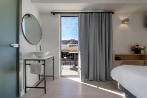 Кровать или кровати в номере Hotel Adonis Athens