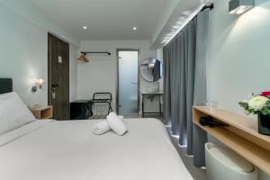 Кровать или кровати в номере Hotel Adonis Athens