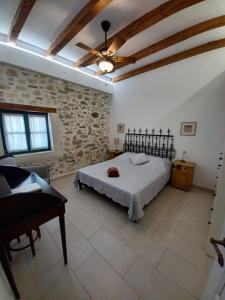 sypialnia z łóżkiem i pianinem w obiekcie Villa Aposperitis w mieście Panormos