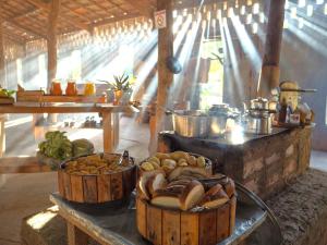 Pousada Pantanal Experiência في ميراندا: مطبخ مع سلالتين من الطعام على طاولة
