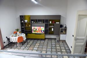 Una sala de estar con una mesa y un televisor. en B&B Gerry 's home Amalfi coast, en Vietri