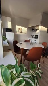 Zimmer mit einem Tisch und Stühlen sowie einer Küche in der Unterkunft Free Parking Center Of The City Studio Aalborg in Aalborg