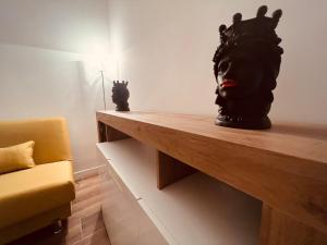 een tafel met een zwart hoofdbeeld erop bij Suite Monolocale Roma Eur in Rome