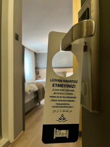a sign on the door of a hotel room at ÇAĞ OTEL in Erzurum