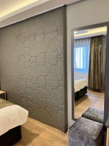 1 dormitorio con espejo grande y cama en ÇAĞ OTEL, en Erzurum