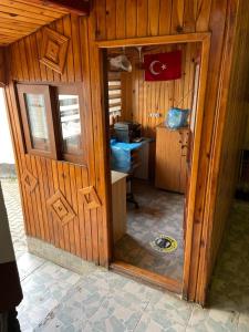 un ingresso a un edificio in legno con porta di abantgüneşpansiyon a Bolu