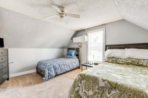 Schlafzimmer mit einem Bett und einem Fenster in der Unterkunft Pet-Friendly North Carolina Abode - Deck and Hot Tub in Concord