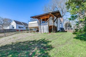 una casa que se está construyendo en un patio en Pet-Friendly North Carolina Abode - Deck and Hot Tub, en Concord