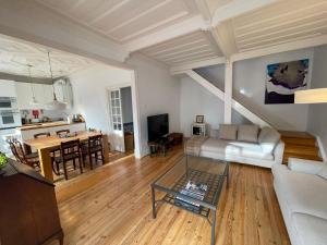 uma sala de estar com um sofá e uma mesa em Charming beach house em São Martinho do Porto