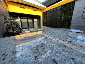 una piscina en medio de una casa en Zouk Hotel, en Alcalá de Henares