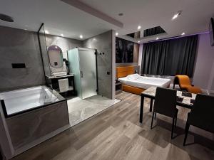 Kuchyň nebo kuchyňský kout v ubytování Zouk Hotel