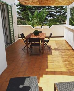 d'une terrasse avec une table et des chaises. dans l'établissement Villa Clemente, à Marina di Lizzano