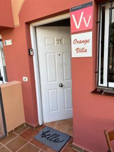 Una puerta blanca con un letrero que dice aldea de baile en Casa Orange Piscine Terrasse Parking en San Sebastián de la Gomera