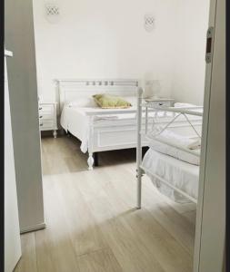 - une chambre blanche avec 2 lits superposés dans l'établissement Villa Clemente, à Marina di Lizzano