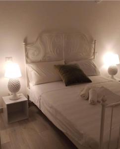 - une chambre avec un lit blanc et 2 lampes dans l'établissement Villa Clemente, à Marina di Lizzano