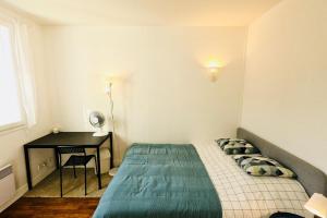 Posteľ alebo postele v izbe v ubytovaní FONTAINEBLEAU RUE GRANDE - Chez Alexis + 9 fotografií