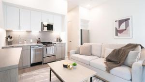 伯明翰的住宿－Landing Modern Apartment with Amazing Amenities (ID5790X46)，白色的客厅配有沙发和桌子