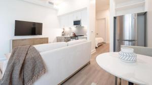 伯明翰的住宿－Landing Modern Apartment with Amazing Amenities (ID5790X46)，白色的客厅配有白色的沙发和桌子