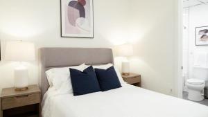En eller flere senge i et værelse på Landing Modern Apartment with Amazing Amenities (ID5790X46)