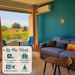 a sign in a living room with a couch and a table at Le Pic'Vert de Bergerac - Studio - Au calme - Parking gratuit - Fibre in Bergerac