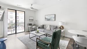 sala de estar con sofá y mesa en Landing Modern Apartment with Amazing Amenities (ID9022X02), en Frisco