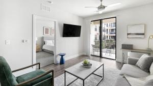 ein Wohnzimmer mit einem Sofa und einem Tisch in der Unterkunft Landing Modern Apartment with Amazing Amenities (ID9022X02) in Frisco