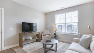 sala de estar con sofá, TV y mesa en Landing Modern Apartment with Amazing Amenities (ID8147X5), en Toledo