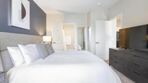 En eller flere senge i et værelse på Landing Modern Apartment with Amazing Amenities (ID8147X5)