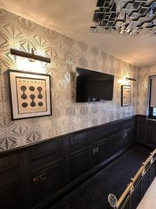 a room with a flat screen tv on a wall at Kip 23 JJs Emsworth in Emsworth +56 photos