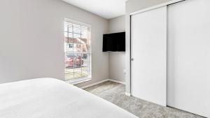 Habitación blanca con cama y ventana en Landing Modern Apartment with Amazing Amenities (ID5679), en Canal Winchester