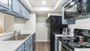 A cozinha ou cozinha compacta de Landing Modern Apartment with Amazing Amenities (ID9130X25)