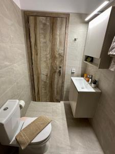 Ванная комната в Anemos Villa Stegna