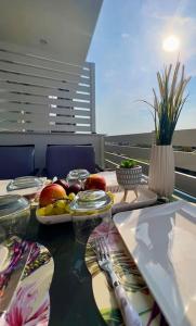 una mesa con frutas y verduras en el balcón en Whispering Ocean Retreat, en Polígiros