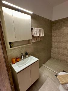 Ванная комната в Anemos Villa Stegna