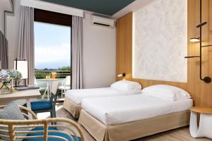 UNA Hotels Naxos Beach Sicilia客房内的一张或多张床位