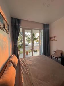 une chambre avec un lit avec vue sur l'océan dans l'établissement Coco Villa-đảo Phú Quý, à Cu Lao Thu