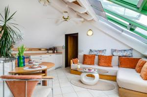 una sala de estar con un sofá y una mesa en Bodenseeblick, en Meersburg