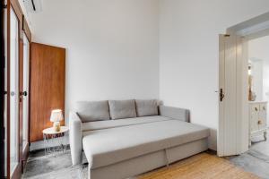 a living room with a couch and a table at Casa da Junqueira - Lago do Alqueva in Campinho