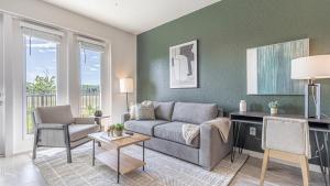 sala de estar con sofá, mesa y sillas en Landing Modern Apartment with Amazing Amenities (ID8083X42) en Fort Myers Villas