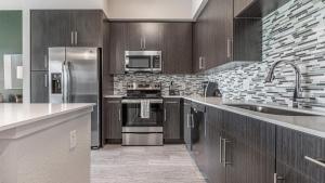 Dapur atau dapur kecil di Landing Modern Apartment with Amazing Amenities (ID8083X42)
