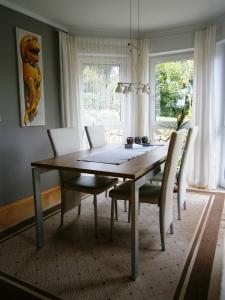 ein Esszimmer mit einem Tisch, Stühlen und einem Fenster in der Unterkunft Ferienwohnung Kottmarsdorf in Kottmarsdorf
