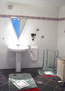 ein Bad mit einem Waschbecken und einem WC in der Unterkunft Ferienwohnung Kottmarsdorf in Kottmarsdorf