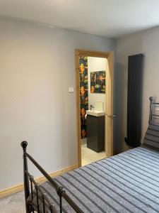 1 dormitorio con 1 cama y baño con lavamanos en Barwell Manor - Master room 